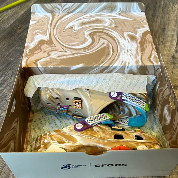 NWT Limited Edition BRAND NEW Cinnamon Toast Crunch Crocs Size M10/W12 - Picture 2 of 9